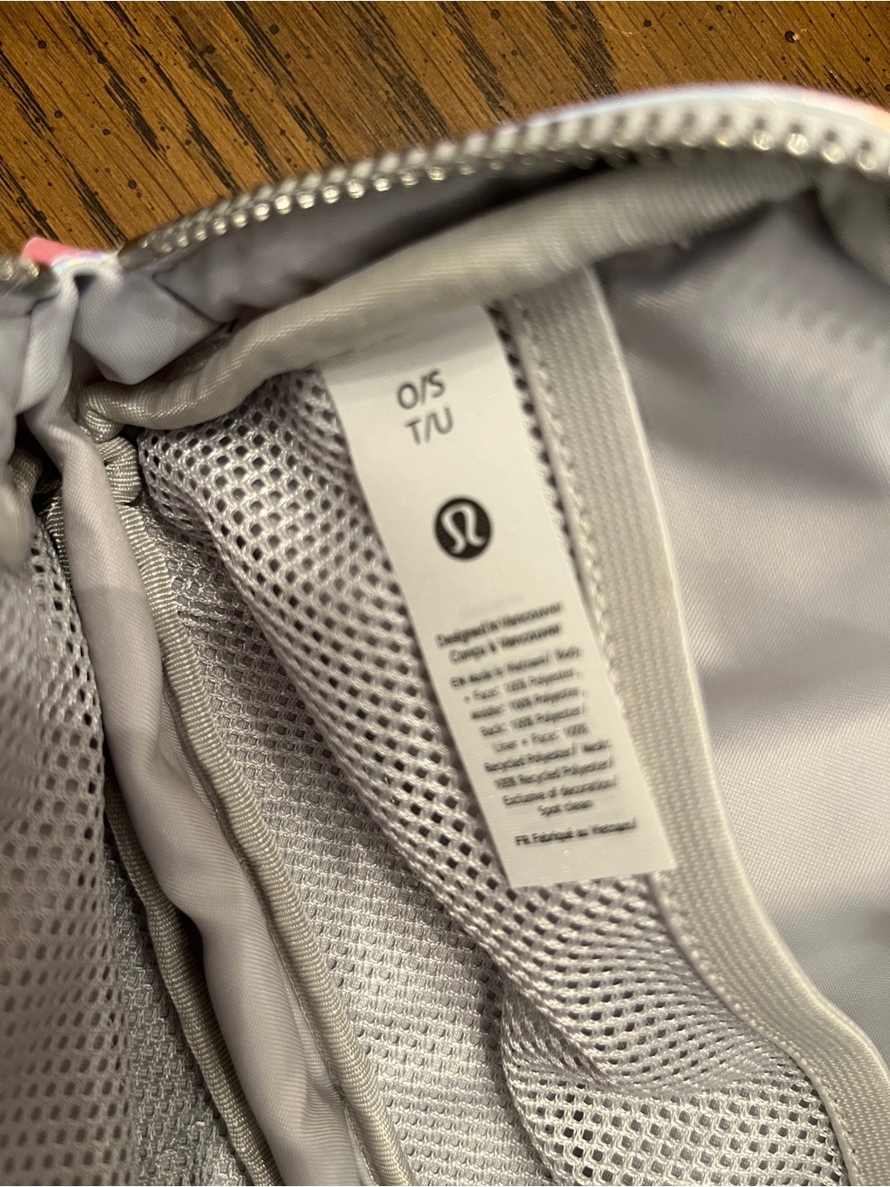 Lululemon Everywhere Belt Bag 1L in the Iridescent Silver holographic colorway - Picture 11 of 12